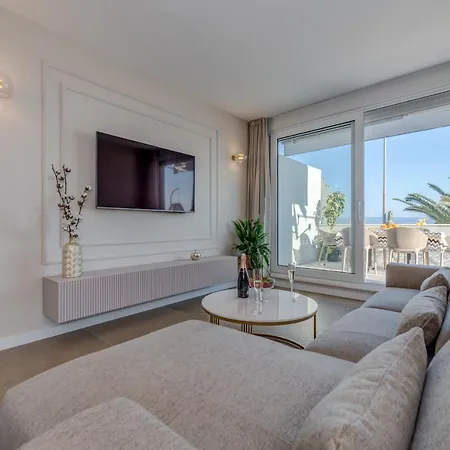 Apartment Beachfront Holiday *